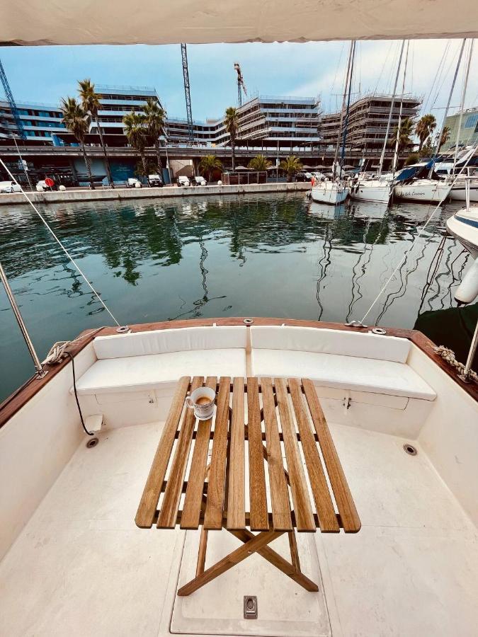 Stylish 80's Fishing Boat Bateau-hôtel